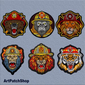 Puede incluir: Seis parches bordados con diferentes animales que llevan cascos de bombero. Los animales incluyen un oso, un gorila, un león, un mono, un león y un tigre. Los parches son todos de forma circular y tienen un contorno negro.