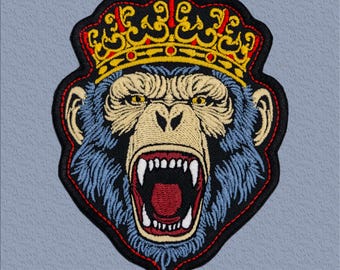 Naszywka Angry Gorilla King – haftowana naszywka z koronowaną małpą do naprasowania na kurtki, kamizelki i plecaki. Wymiary: 3,5 x 4,5 cala.
