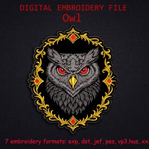 Könnte beinhalten: Digitales Stickmuster mit einem Eulen-Design. Die Eule hat graue Federn, rote Augen und einen gelben Schnabel, vor einem schwarzen Hintergrund. Das Design ist von einem gold-roten Zierrahmen umgeben. Text: "DIGITAL EMBROIDERY FILE Owl" und Stickformate.