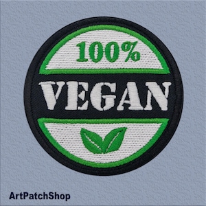 Könnte beinhalten: Runder, gestickter Aufnäher mit den Worten "100% VEGAN" in Weiß, Grün und Schwarz. Der Aufnäher hat einen grünen Rand und ein Blattdesign. Der Text "ArtPatchShop" befindet sich unten.