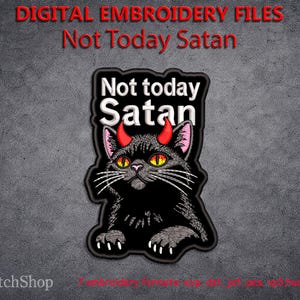 Puede incluir: Un diseño de bordado digital que muestra un gato negro con ojos amarillos y cuernos rojos. El texto Not today Satan está bordado en blanco sobre el gato. El diseño se presenta sobre un fondo gris oscuro texturizado con texto adicional.