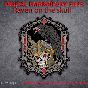 Puede incluir: Archivo de bordado digital que presenta un cuervo negro posado sobre una calavera con casco. El cuervo tiene ojos rojos y el pico abierto. La calavera tiene ojos rojos y está enmarcada por un borde decorativo. El texto "DIGITAL EMBROIDERY FILES Raven on the skull" está en la parte superior.