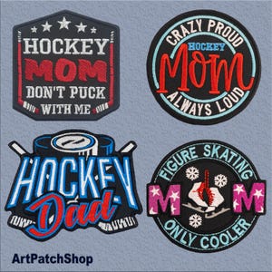 Puede incluir: Cuatro parches bordados con temas de hockey y patinaje artístico. Los parches son negros con bordados coloridos. El texto en los parches dice "Hockey Mom Don't Puck With Me", "Crazy Proud Hockey Mom Always Loud", "Hockey Dad" y "Figure Skating Mom Only Cooler".