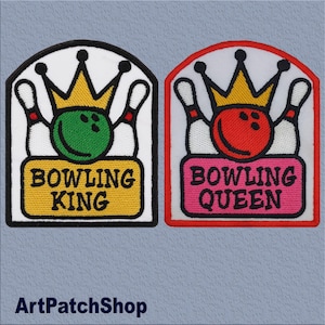 Pode incluir: Dois patches bordados com tema de boliche. Um patch apresenta uma bola de boliche verde usando uma coroa dourada, com o texto "BOWLING KING" em um fundo amarelo. O outro patch tem uma bola de boliche vermelha, uma coroa dourada e o texto "BOWLING QUEEN" em um fundo rosa.