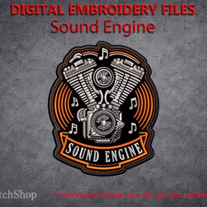Op de afbeelding: Een zwart en oranje patch met een motorfietsmotordesign en de woorden "SOUND ENGINE". De patch bevat ook de tekst "DIGITAL EMBROIDERY FILES". Muzieknoten omringen de motor.