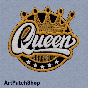 Puede incluir: Parche bordado con la palabra "Queen" en escritura blanca, contorneada en negro y dorado. Una corona dorada se encuentra encima de la palabra, y cinco estrellas blancas están debajo. El parche está sobre un fondo azul claro, con el texto "ArtPatchShop" en la parte inferior.