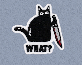 Parche bordado termoadhesivo "Gato negro con cuchillo ensangrentado". Tamaño: 8,9 x 9,4 cm.
