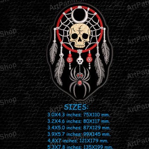 Peut inclure: Écusson brodé avec un motif de capteur de rêves, comprenant un crâne, une araignée et des plumes. Le patch comprend le texte "Dream Catcher" et les détails de taille en pouces et mm. Le patch est noir avec des accents rouges, blancs et beiges.