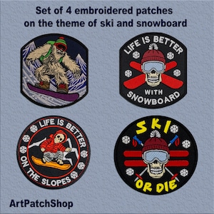 Op de afbeelding: Set van vier geborduurde patches met een schedel en gekruiste beenderen ontwerp met de tekst "Life is better with snowboard" en "Life is better on the slopes" en "Ski or die". De patches zijn zwart met rode, witte en gele accenten.