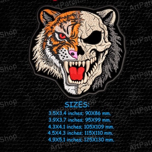 Pode incluir: Patch bordado com um design de caveira de tigre. Metade mostra o rosto de um tigre em laranja, branco e preto, a outra um crânio. O patch inclui o texto "Tiger Skull" e opções de tamanho em polegadas e mm. Tamanhos de 90x86mm a 125x130mm.