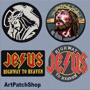 Puede incluir: Un conjunto de parches bordados con imágenes religiosas. Incluye un Jesús en blanco y negro con una cruz, un retrato de Jesús con una corona de espinas y dos parches con el texto "JESUS HIGHWAY TO HEAVEN" en estilo rock and roll.