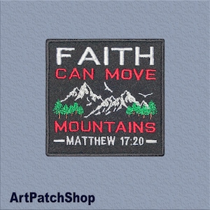 Può includere: Toppa quadrata nera con la scritta ricamata "FAITH CAN MOVE MOUNTAINS". Il disegno comprende una catena montuosa, alberi verdi e due uccelli. Il testo "MATTHEW 17:20" è in basso, il tutto su sfondo grigio.