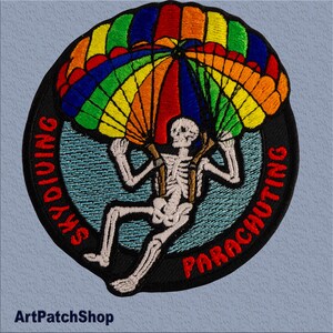 Écusson de parachutisme avec squelette et auvent arc-en-ciel - Mini motif brodé au fer à repasser - Écusson de poche pour les fans d'adrénaline. Taille : 3,8 x 3,8 pouces.