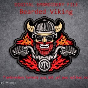 Könnte beinhalten: Gestickter Aufnäher mit einem bärtigen Wikinger-Biker mit Sonnenbrille, einem gehörnten Helm und einem roten Bart. Das Design umfasst Flammen und Motorradlenker. Der Text oben lautet "DIGITAL EMBROIDERY FILE" und "Bearded Viking".