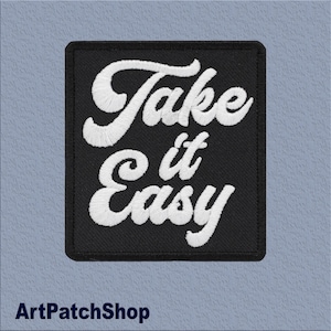 Può includere: Toppa quadrata nera con la frase ricamata "Take it Easy" in corsivo bianco. La toppa ha un bordo nero e il testo "ArtPatchShop" in basso.