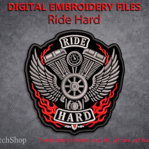 Op de afbeelding: Zwart en zilver motorfiets patch met de woorden "Ride Hard" in het wit. De patch heeft een motorontwerp met vleugels en rode vlammen. De tekst "DIGITAL EMBROIDERY FILES" staat bovenaan.