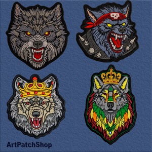 Peut inclure: Quatre écussons brodés de loup avec des motifs détaillés. Un loup gris aux yeux rouges, un autre avec un bandana rouge et une tête de mort, un troisième portant une couronne dorée et un quatrième avec des accents colorés. Le texte "ArtPatchShop" est en bas.