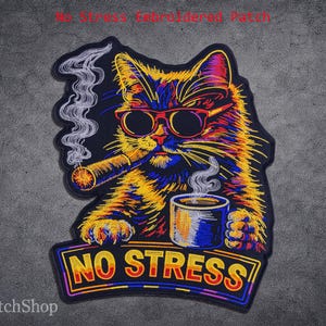 Può includere: Toppa ricamata raffigurante un gatto con occhiali da sole e che fuma un sigaro, con in mano una tazza di caffè. La toppa ha uno sfondo nero con le parole "NO STRESS" in un design colorato. Il gatto è nelle tonalità del giallo, blu e rosso.