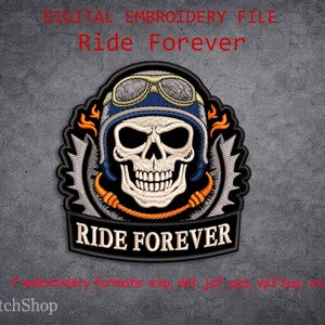 Puede incluir: Parche bordado con una calavera que lleva un casco y gafas azules, llamas naranjas y las palabras "Ride Forever". El parche tiene un borde negro y está diseñado para bordado digital.
