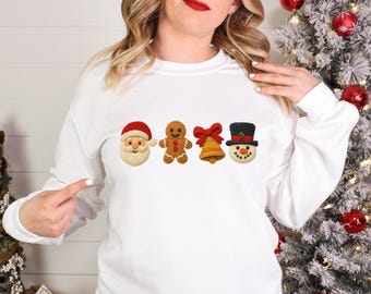 Conjunto de adornos navideños tejidos a mano: Papá Noel, hombre de jengibre, campana y muñeco de nieve. Decoración navideña acogedora, figuras de hilo bordadas.