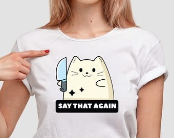Dilo otra vez: meme divertido de gato, impresión digital / linda ilustración de gato con cuchillo kawaii (EPS, PNG, JPEG)