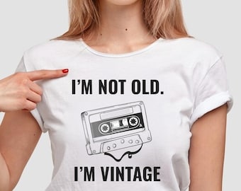 "No soy viejo, soy vintage: impresión digital de cinta de casete retro / arte musical vintage divertido (EPS, PNG, JPEG)"