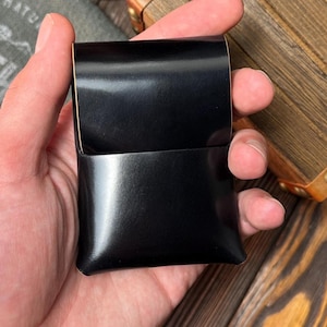 Portafoglio senza cuciture in pelle Shell Cordovan per carte, porta carte con tasca frontale personalizzata in design verticale, porta biglietti da visita.