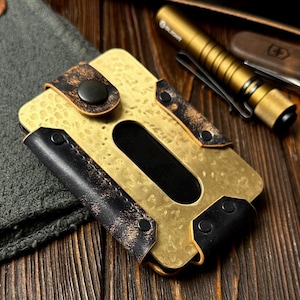 Portafoglio in pelle pieno fiore Shell Cordovan Premium. Porta carte con tasca frontale in metallo ottone e bottone automatico, design verticale, custodia per carte fatta a mano per uomo.