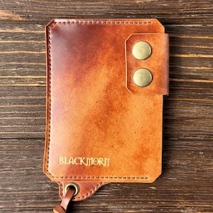 Portafoglio in pelle pieno fiore Shell Cordovan Premium. Porta carte con bottone a pressione sulla tasca anteriore in design verticale, custodia per carte fatta a mano per uomo.