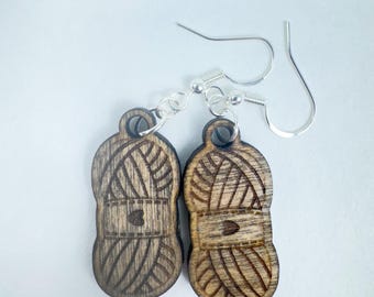 Boucles d'oreilles pendantes en bois légères faites à la main avec étiquette en fil de fer - cadeau parfait pour l'art de la fibre
