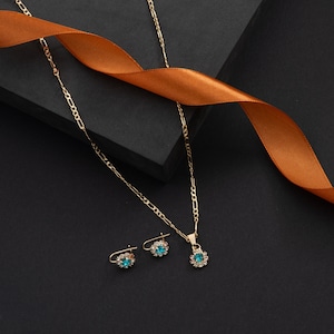 Collar de flores chapado en oro de 14k con diamantes / collar nupcial / collar de boda / collar de madres / regalo de San Valentín / regalo de dama de honor