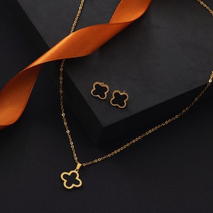 Four Leaf Clover Pendant Necklace | Lucky Charm Jewelry | Good Luck Gifts | Gift for Mom | Anniversary Gift | Birthday Gift | Gift for Her