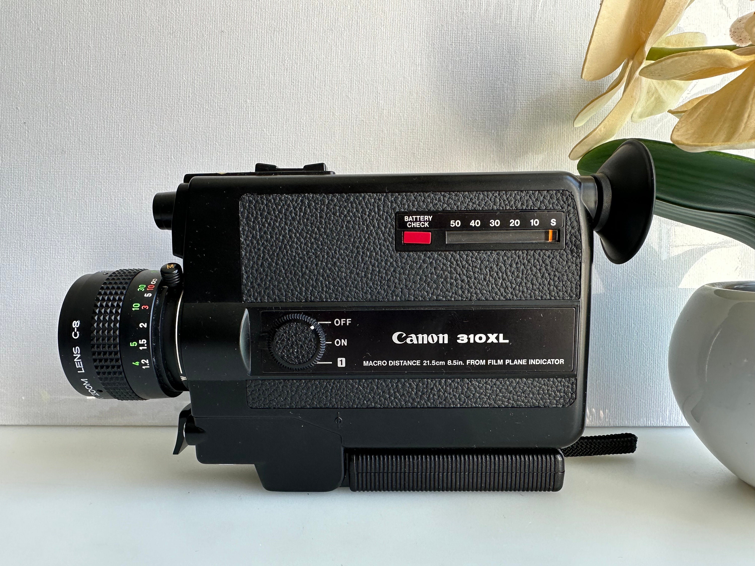 Vintage Canon 310 XL Super mm movie camera does not work  (spare parts or for repair)