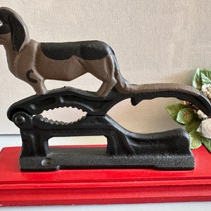 Vintage gietijzeren notenkraker in de vorm van een hond