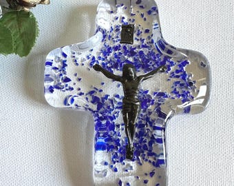 Una cruz de cristal antigua para colgar en la pared, con una imagen de Cristo en latón.