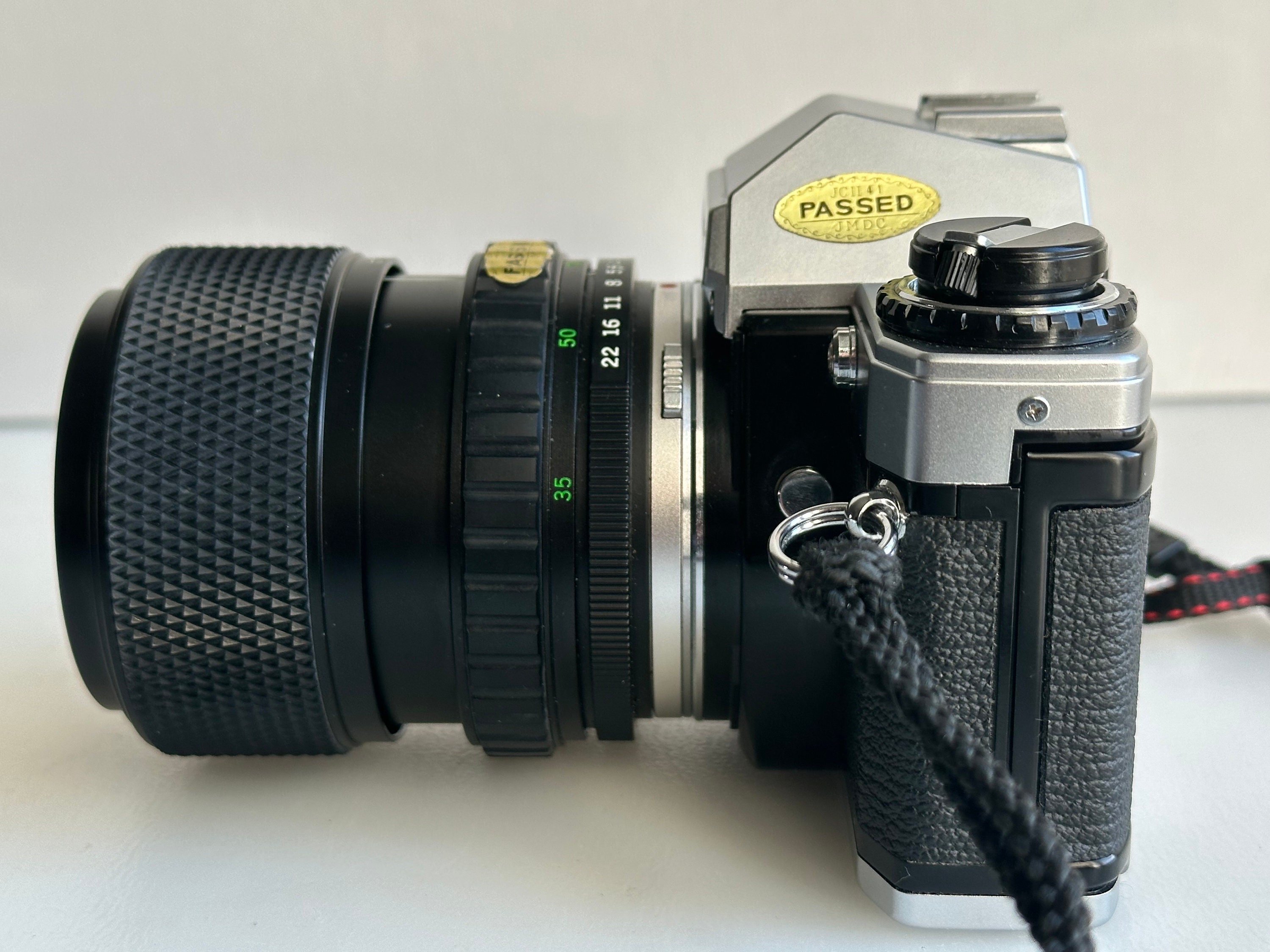 ビンテージ一眼レフカメラ オリンパス OM-10 と Zuiko 1:4 35-70 mm
