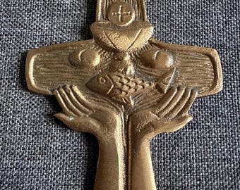 A wall cross commemorating the First Communion, a relief cross