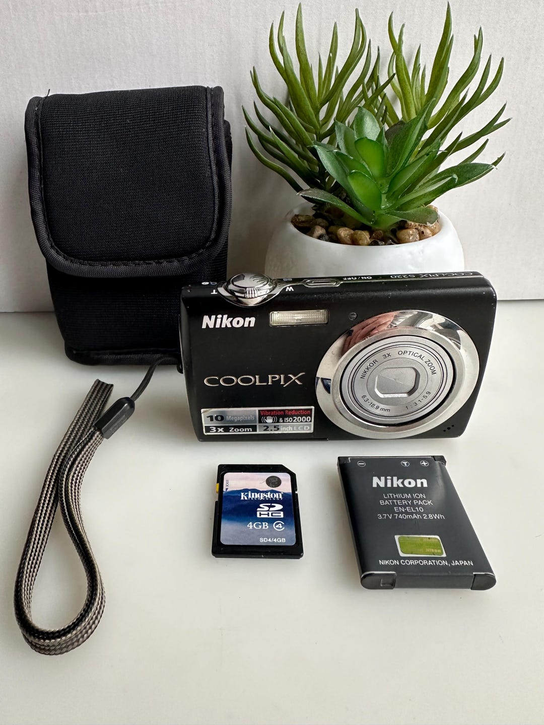 Appareil Photo Numérique Nikon Coolpix S220 Noir - Hors Service / Pour Pièces - Sans Carte Mémoire