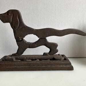 Vintage gietijzeren notenkraker in de vorm van een hond