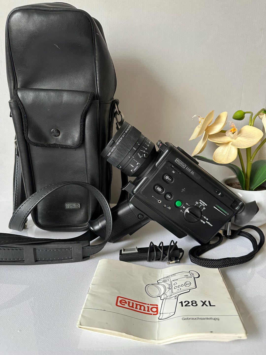 Lot - A vintage Minolta XL-400 super 8 film camera, Japanese, together