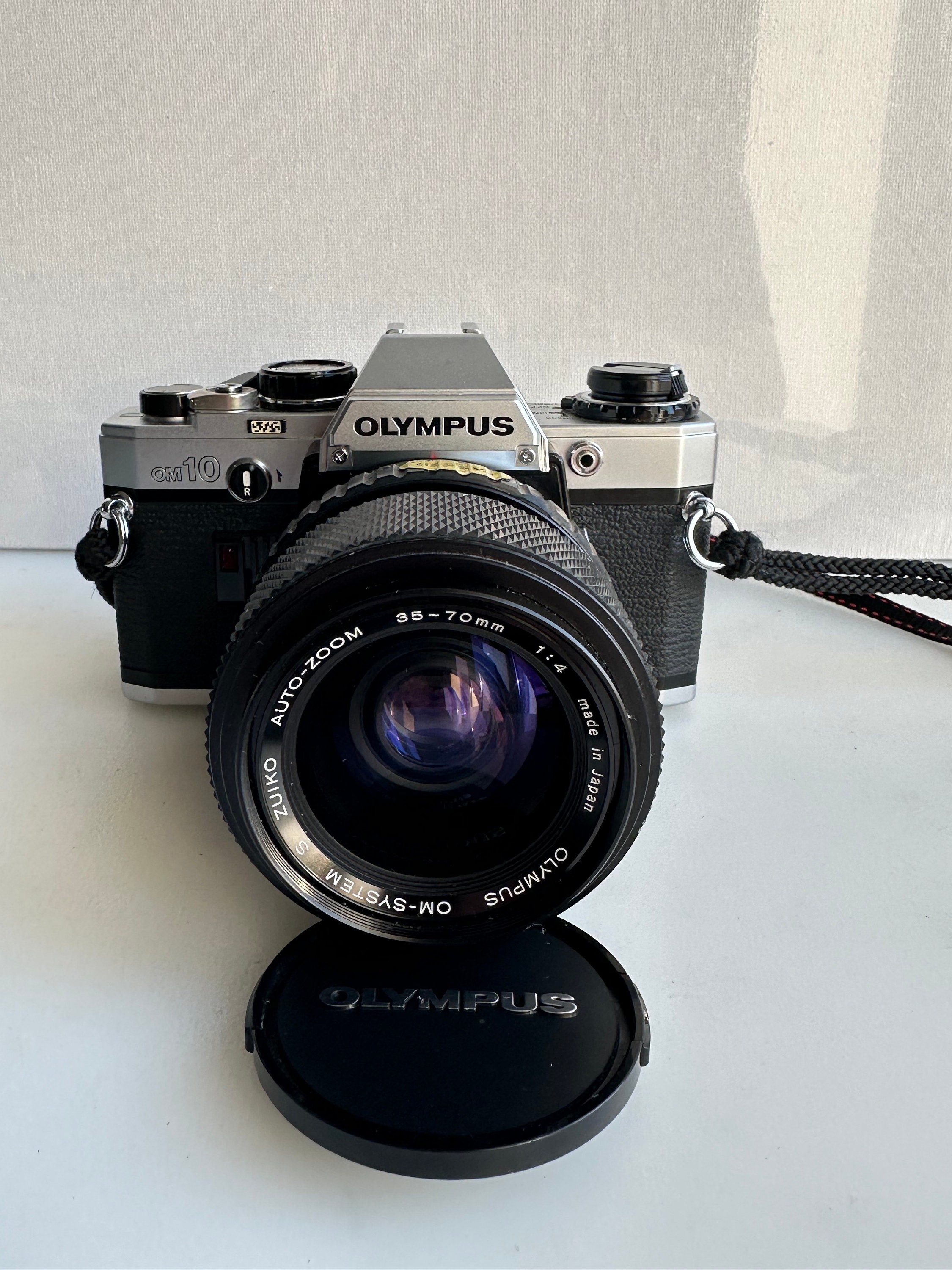 ビンテージ一眼レフカメラ オリンパス OM-10 と Zuiko 1:4 35-70 mm