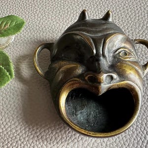 口を開けた悪魔の頭の形をしたヴィンテージのブロンズ灰皿 - Etsy 日本