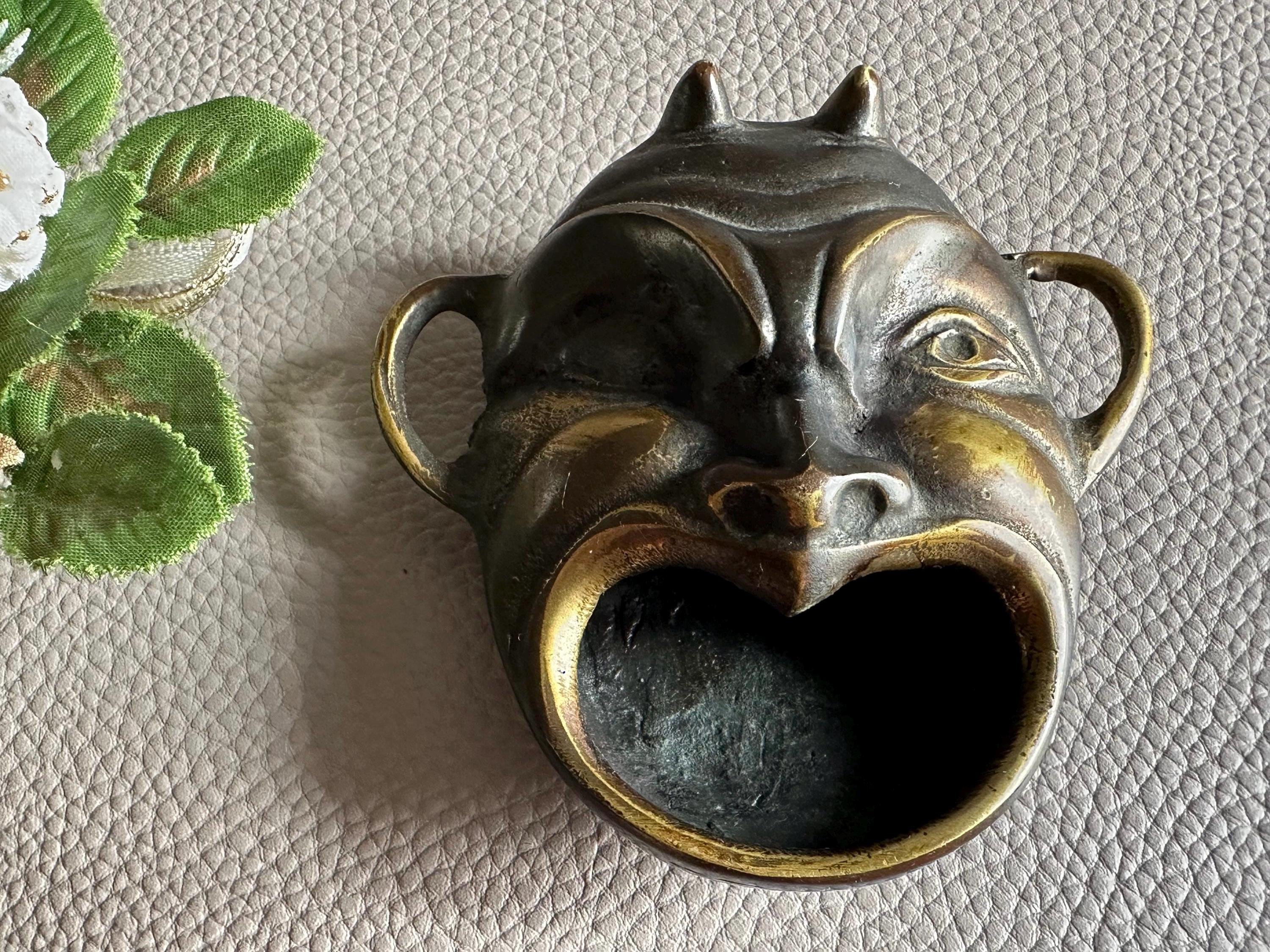 口を開けた悪魔の頭の形をしたヴィンテージのブロンズ灰皿 - Etsy 日本