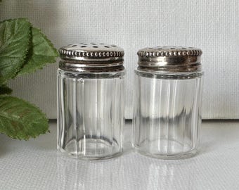 Salero y pimentero de viaje de cristal y plata de ley con valor de ensayo de 800