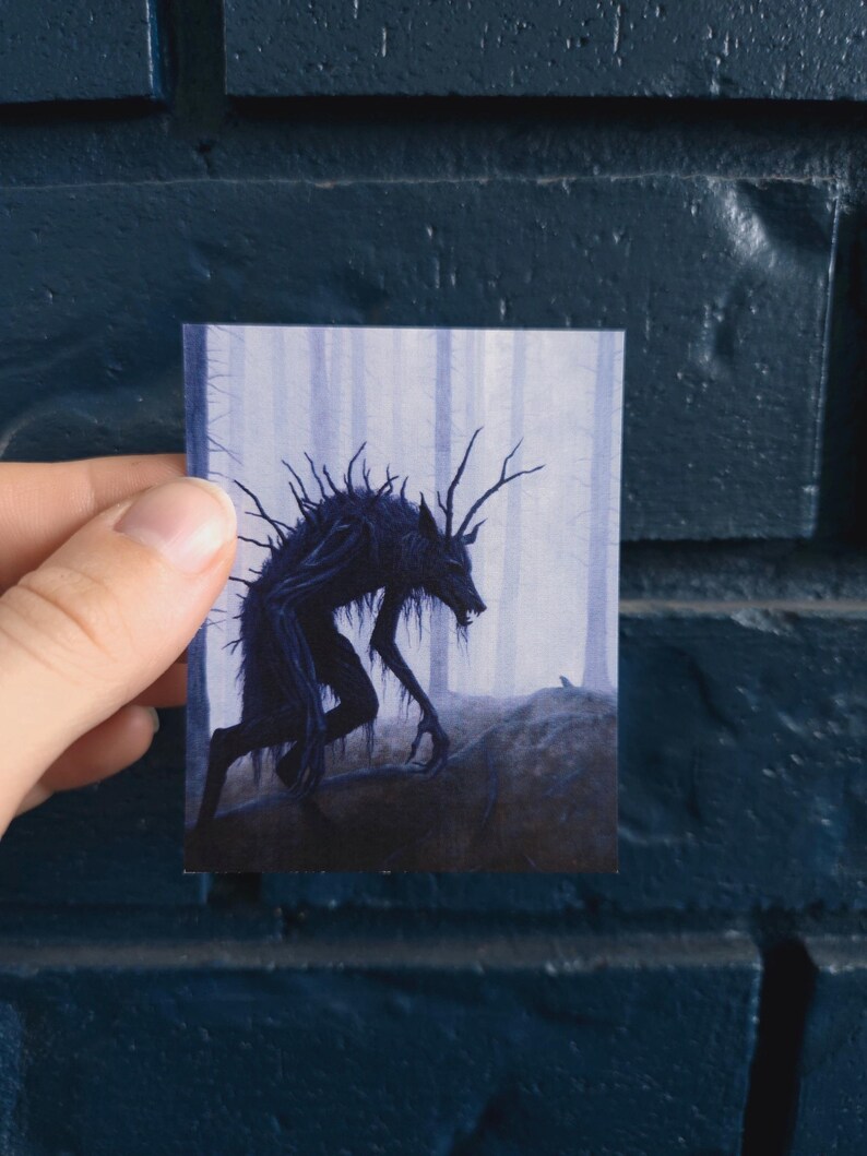 Puede incluir: Una criatura negra y morada con cuernos y una cola larga camina por un bosque brumoso. La criatura est&aacute; representada en un estilo oscuro y sombr&iacute;o.