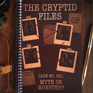 Peut inclure: Un cahier à spirales intitulé "THE CRYPTID FILES" avec le texte "CASE NO. 001: MYTH OR MONSTER?" sur la couverture. La couverture présente quatre fausses photos polaroïd avec des silhouettes de créatures et des extraits de texte. Le cahier est marron avec des accents cuivrés.