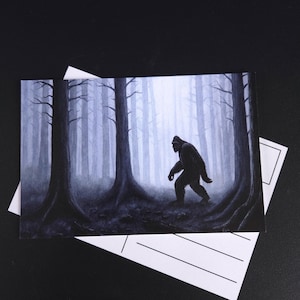 Carte postale The Wanderer, Bigfoot, Sasquatch, carte d'impression d'art 4 x 6, Dark Academia, Moody Art, Cryptid, Folklore