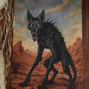 Peut inclure: Peinture d'une créature canine noire et squelettique avec des yeux orange vif et des dents acérées, sur un fond de paysage désertique avec des formations rocheuses rouges et un ciel nuageux. Thème gothique sombre.