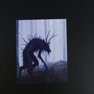 Puede incluir: Una criatura oscura y sombr&iacute;a con cuernos y una cara de lobo se encuentra en un bosque brumoso. La criatura est&aacute; hecha de ramas y enredaderas, y sus ojos brillan con una luz inquietante.