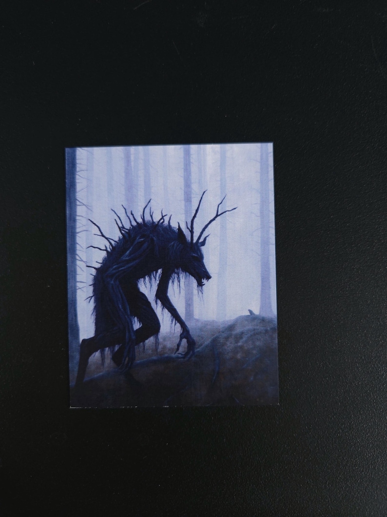 Puede incluir: Una criatura oscura y sombr&iacute;a con cuernos y una cara de lobo se encuentra en un bosque brumoso. La criatura est&aacute; hecha de ramas y enredaderas, y sus ojos brillan con una luz inquietante.